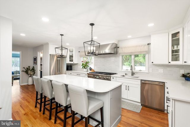 9 HOLLY LN, Lawrenceville, NJ 08648