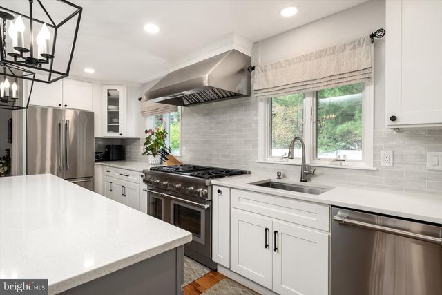 9 HOLLY LN, Lawrenceville, NJ 08648