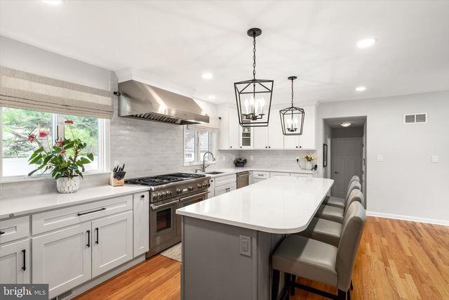 9 HOLLY LN, Lawrenceville, NJ 08648