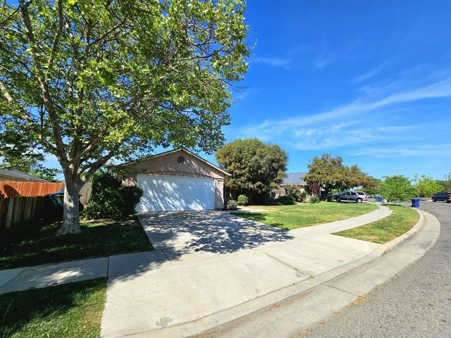 211 Yellowstone Street, Tulare, CA 93274