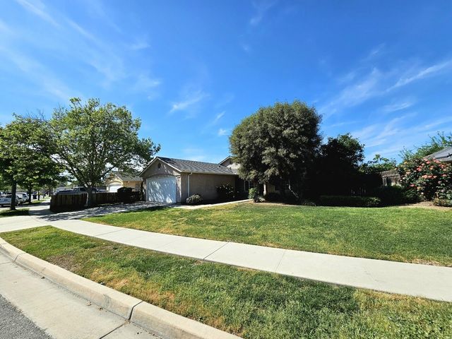 211 Yellowstone Street, Tulare, CA 93274
