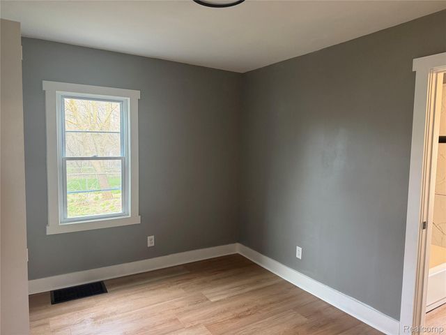 106 W Cornell Avenue, Pontiac, MI 48340