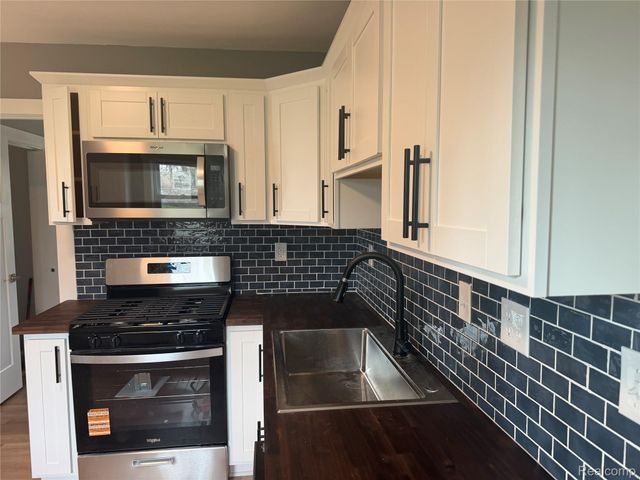 106 W Cornell Avenue, Pontiac, MI 48340