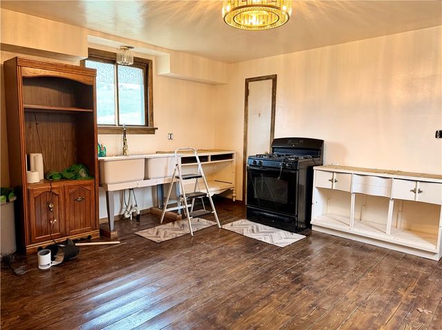 801 Cowan Ave, Jeannette, PA 15644