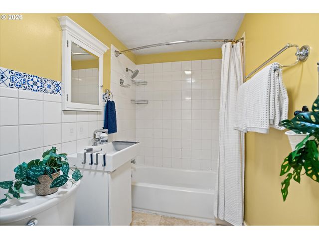 3911 Se LEXINGTON St, Portland, OR 97202