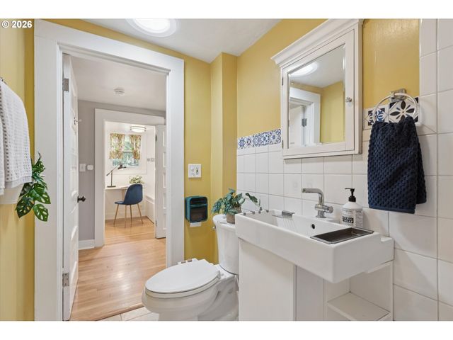 3911 Se LEXINGTON St, Portland, OR 97202