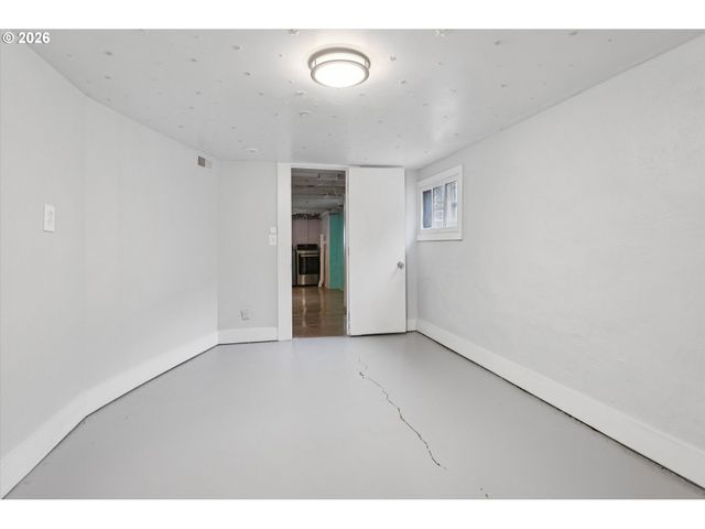 3911 Se LEXINGTON St, Portland, OR 97202