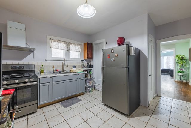 6733 S Campbell Avenue, Chicago, IL 60629