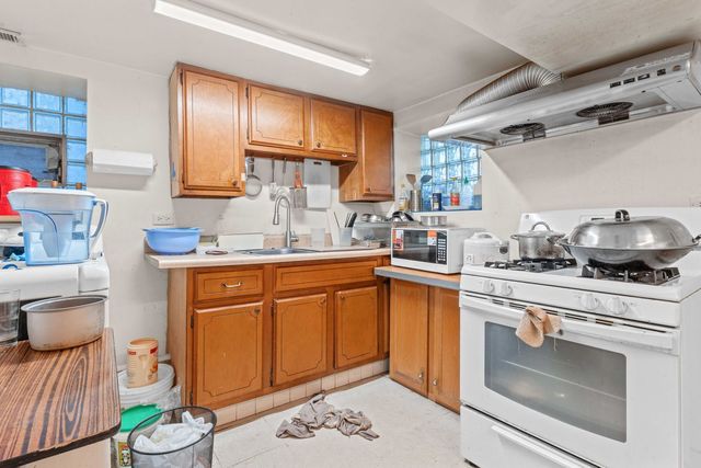 318 W 24th Place, Chicago, IL 60616