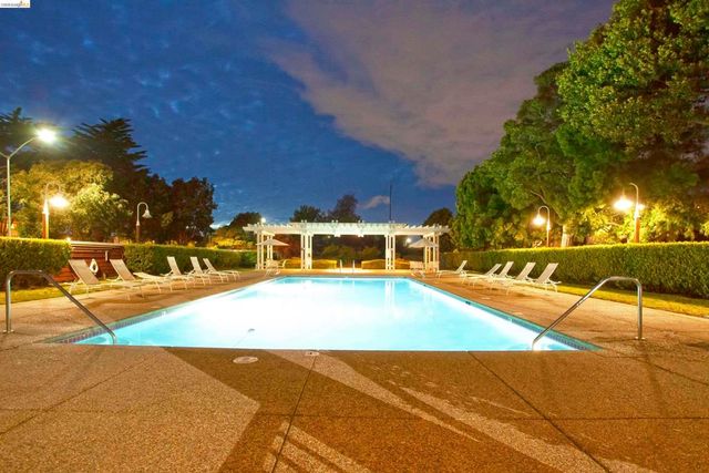 79 Marina Lakes Dr, Richmond, CA 94804