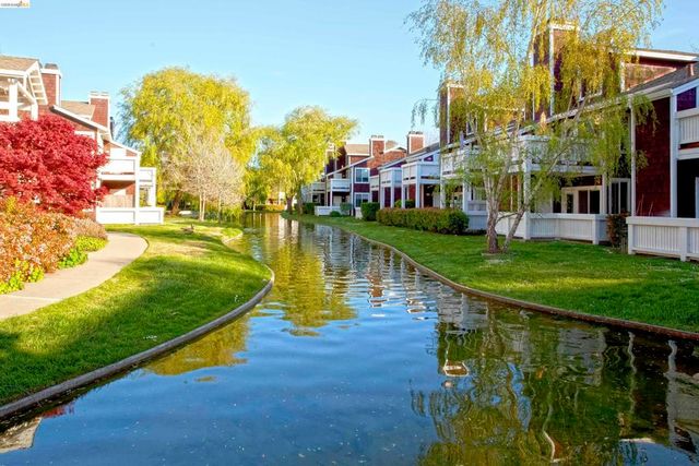 79 Marina Lakes Dr, Richmond, CA 94804