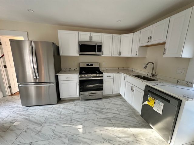 64 Cedar St 2, Wellesley, MA 02481