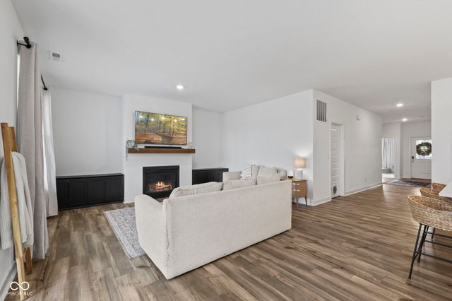 5424 Oak Knoll Drive, Whitestown, IN 46075