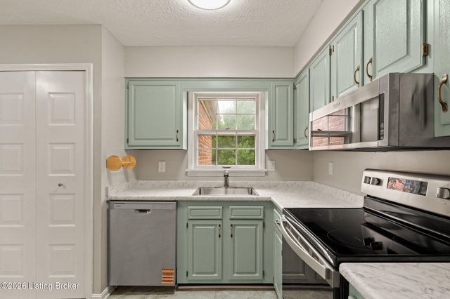 4524 Borney Cir, Jeffersontown, KY 40299