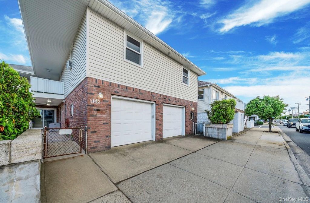 105 Vermont Street Upper, Long Beach, NY 11561