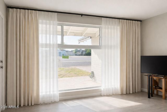 3702 W GLENDALE Avenue, Phoenix, AZ 85051