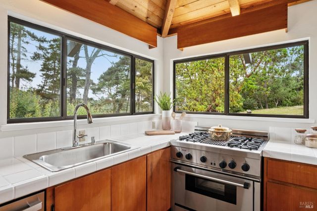 10 Miwok Way, Inverness, CA 94937