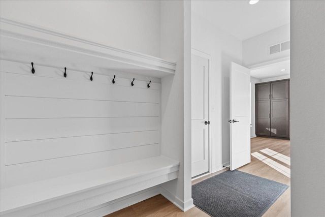 W251N2371 Valleyview CIRCLE, Pewaukee, WI 53072