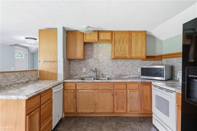 3209 N 155th Street, Basehor, KS 66007