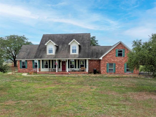 2040 W Guenther LN, La Grange, TX 78945