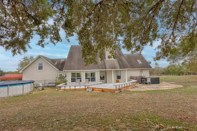 2040 W Guenther LN, La Grange, TX 78945