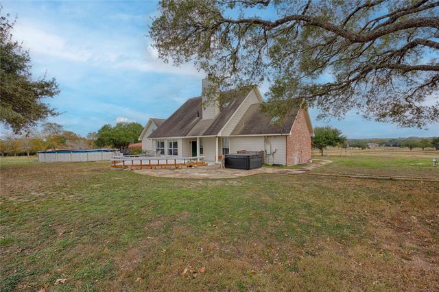 2040 W Guenther LN, La Grange, TX 78945