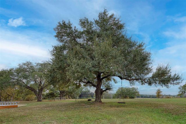 2040 W Guenther LN, La Grange, TX 78945