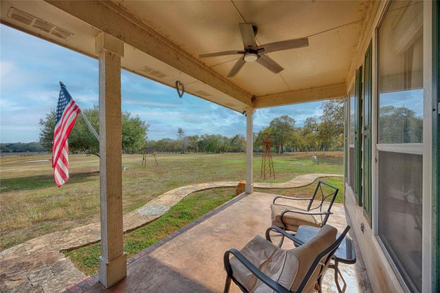 2040 W Guenther LN, La Grange, TX 78945