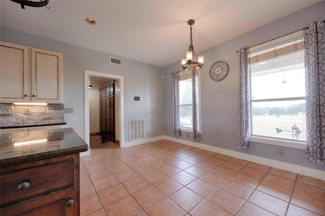 2040 W Guenther LN, La Grange, TX 78945