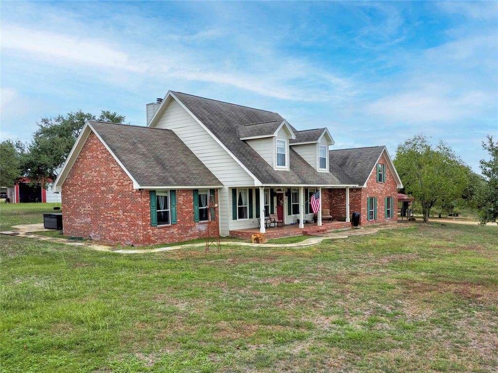 2040 W Guenther LN, La Grange, TX 78945