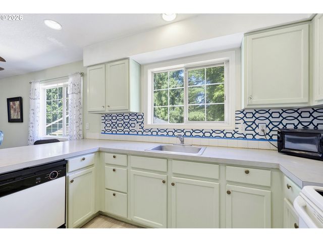 2712 Se LAKEWOOD Dr, Milwaukie, OR 97222