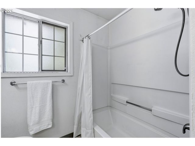 2712 Se LAKEWOOD Dr, Milwaukie, OR 97222