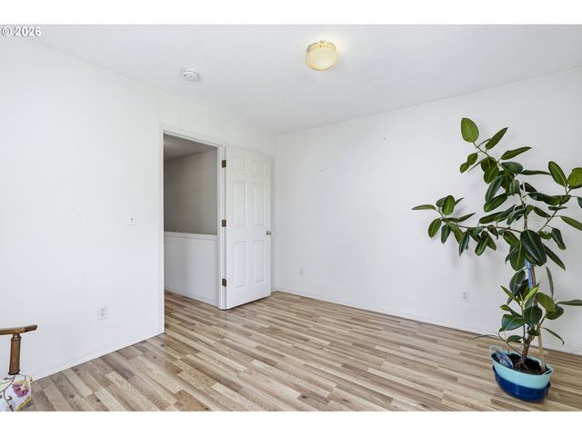 2712 Se LAKEWOOD Dr, Milwaukie, OR 97222
