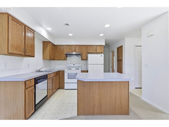 2712 Se LAKEWOOD Dr, Milwaukie, OR 97222