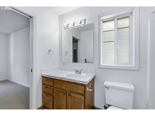 2712 Se LAKEWOOD Dr, Milwaukie, OR 97222
