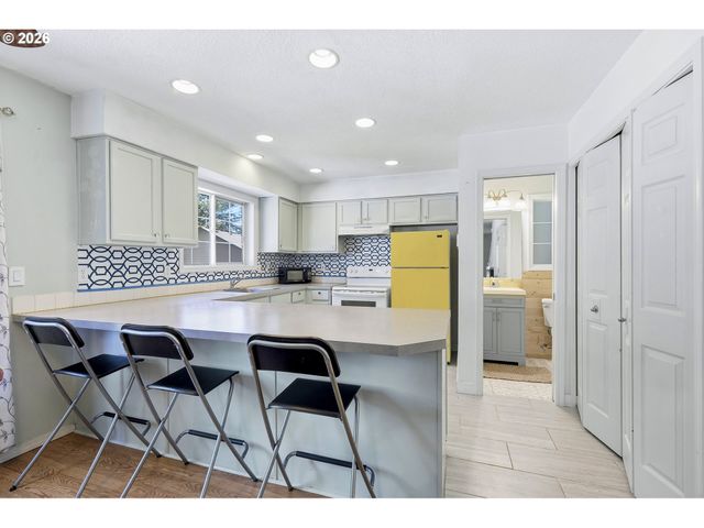 2712 Se LAKEWOOD Dr, Milwaukie, OR 97222