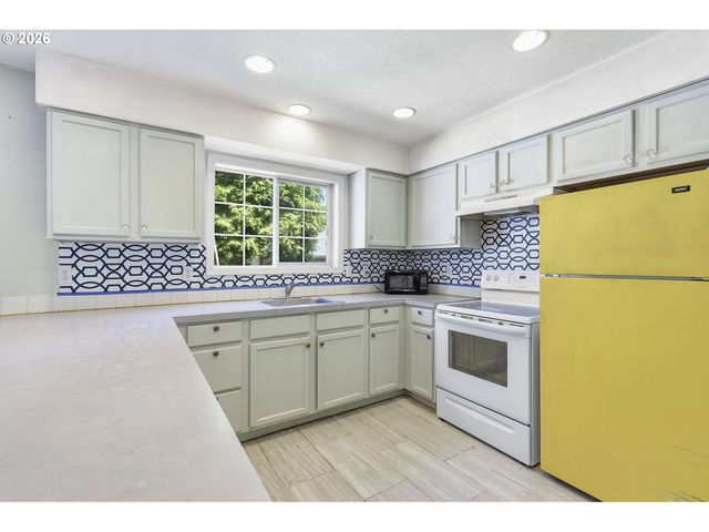 2712 Se LAKEWOOD Dr, Milwaukie, OR 97222