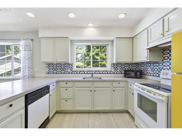2712 Se LAKEWOOD Dr, Milwaukie, OR 97222
