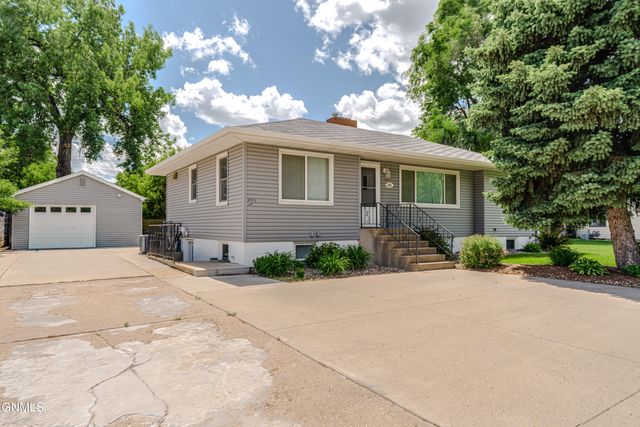 311 Bowen Avenue W, Bismarck, ND 58504 property photo