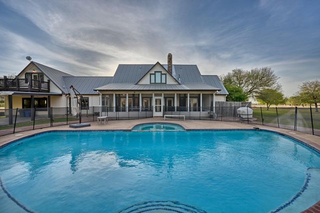 5255 Ganske Road, Burton, TX 77835