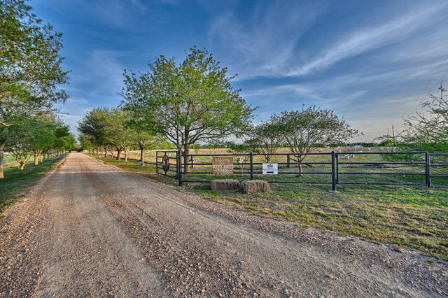 5255 Ganske Road, Burton, TX 77835