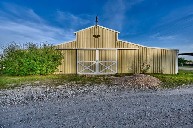 5255 Ganske Road, Burton, TX 77835