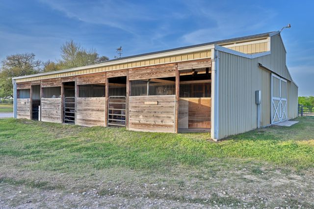 5255 Ganske Road, Burton, TX 77835