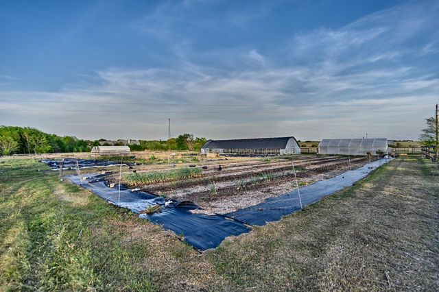 5255 Ganske Road, Burton, TX 77835