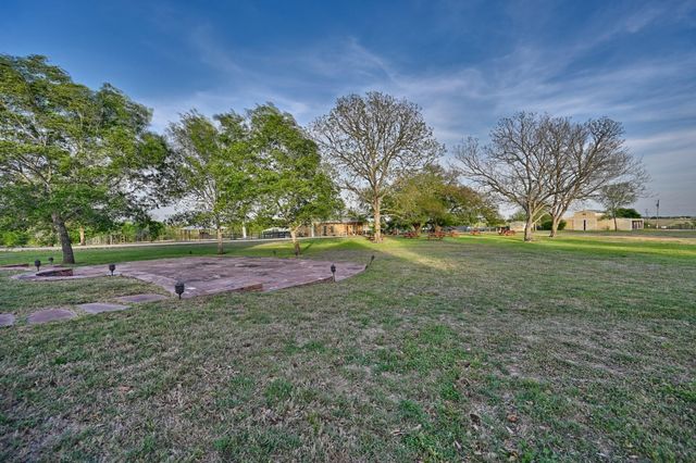 5255 Ganske Road, Burton, TX 77835