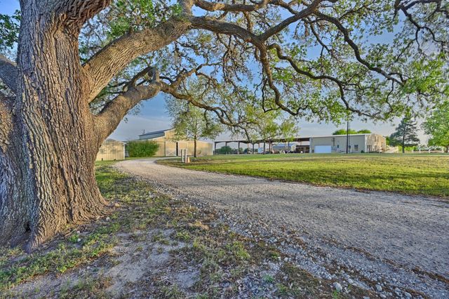 5255 Ganske Road, Burton, TX 77835
