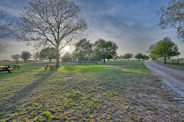 5255 Ganske Road, Burton, TX 77835