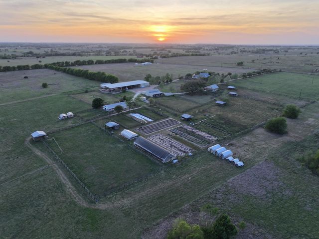 5255 Ganske Road, Burton, TX 77835