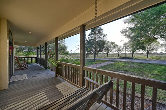 5255 Ganske Road, Burton, TX 77835