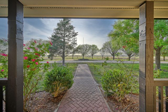 5255 Ganske Road, Burton, TX 77835